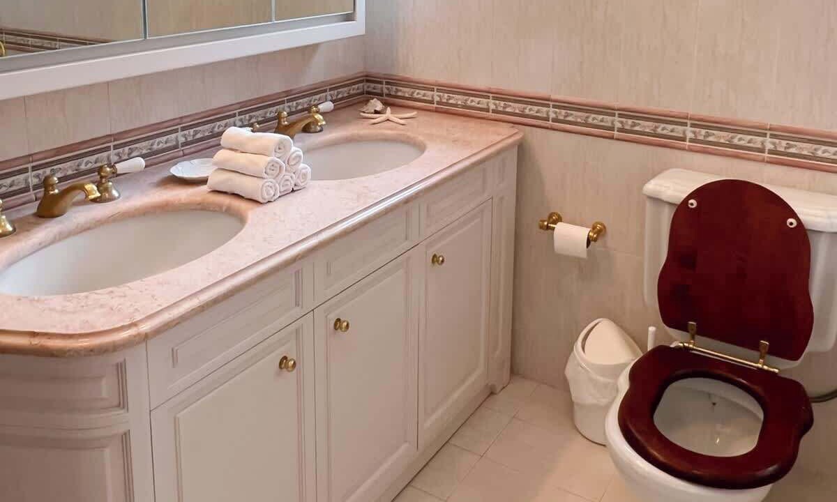 Photo of Bathroom in Paleopolis