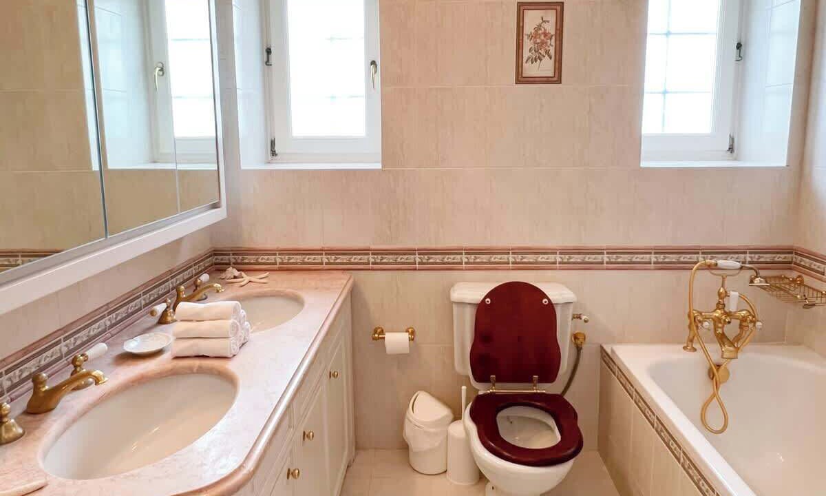 Photo of Bathroom in Paleopolis