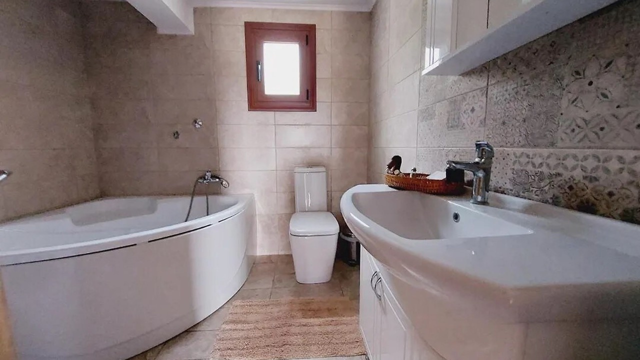 Photo of Bathroom in Ipsos
