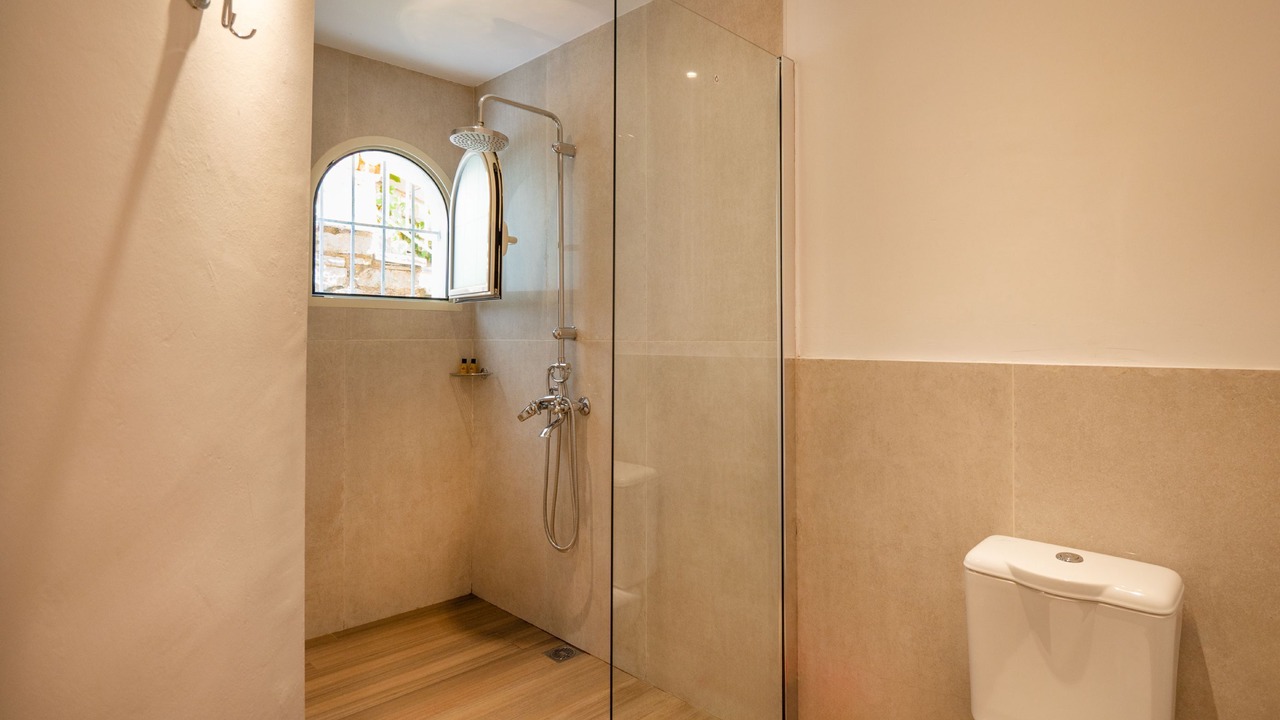 Photo of Bathroom in Petaleia