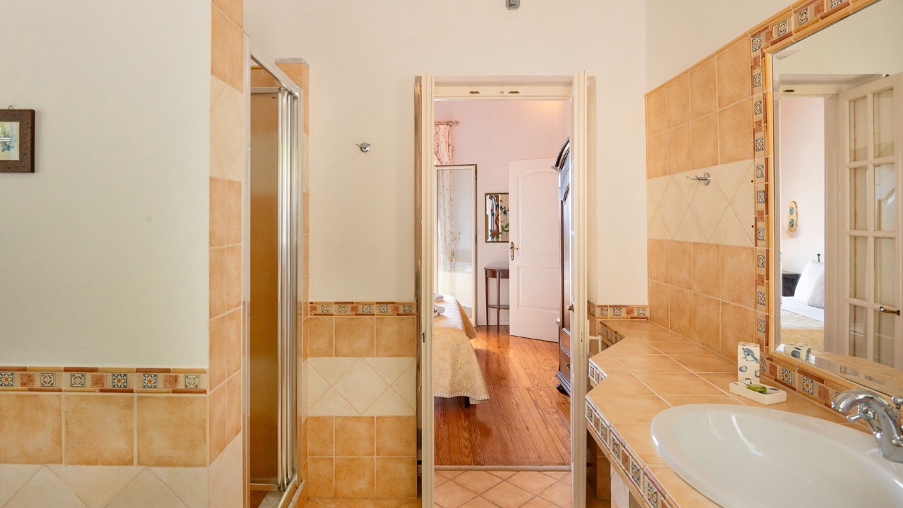 Photo of Bathroom in Petaleia