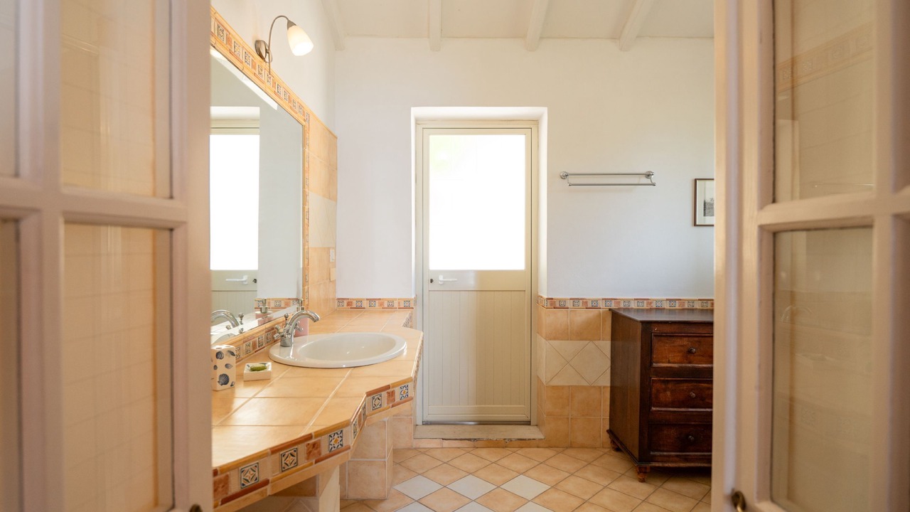 Photo of Bathroom in Petaleia