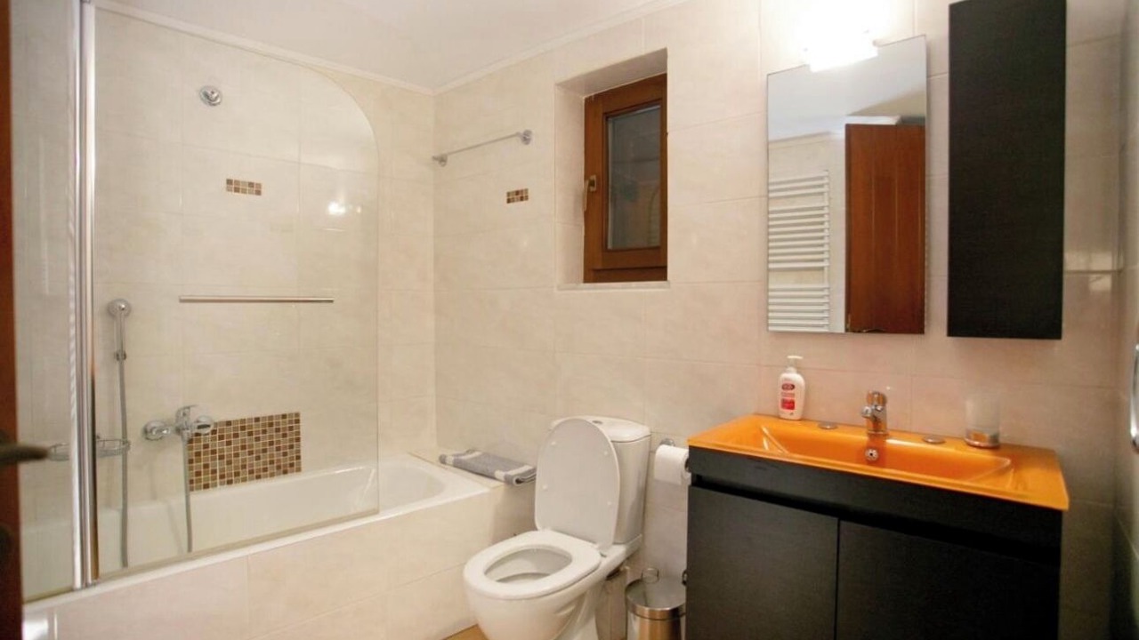 Photo of Bathroom in Neon Oitylo
