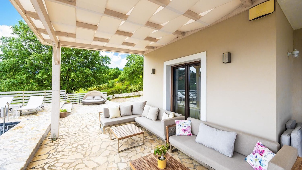 Photo of Patio Balcony in Peroulion