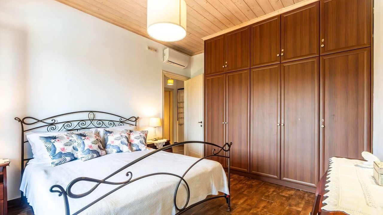 Photo of Bedroom in Peroulion