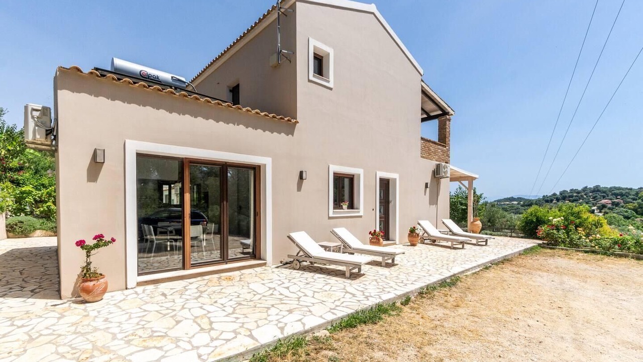 Photo of Patio Balcony in Peroulion