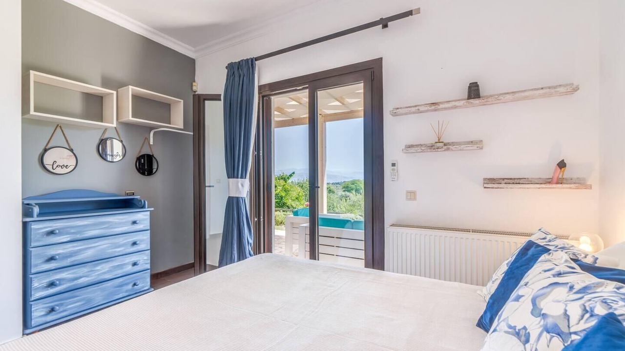 Photo of Bedroom in Peroulion