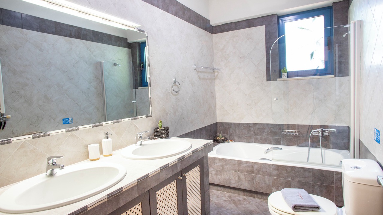 Photo of Bathroom in Giannoudion