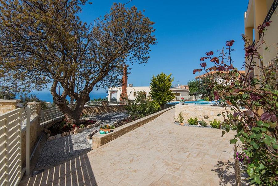 Photo of Patio Balcony in Roussospiti
