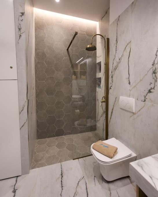 Photo of Bathroom in Paleopolis