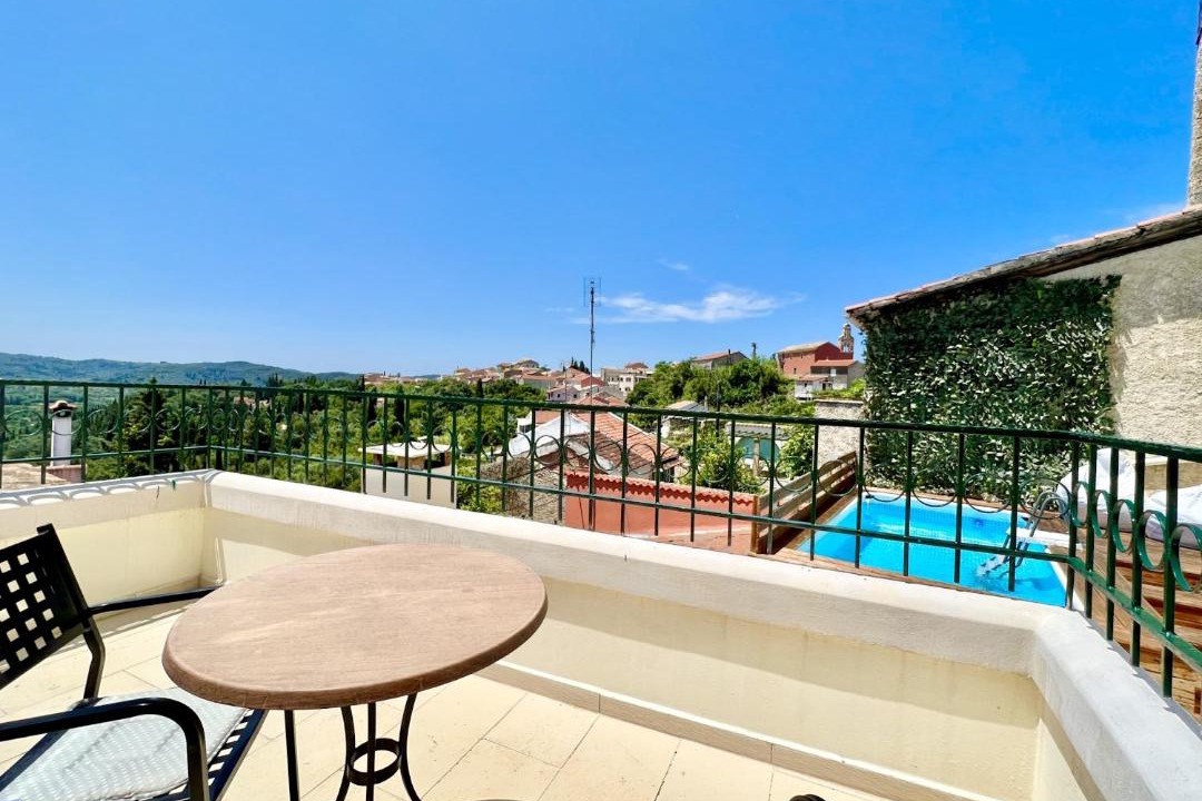 Photo of Patio Balcony in Esperion
