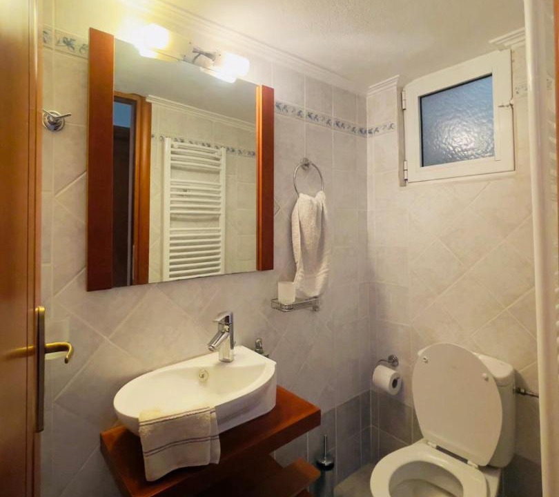 Photo of Bathroom in Lokroi