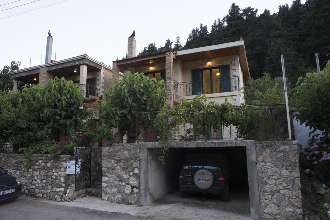 Photo of Buildings in Theriso