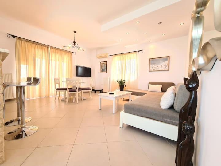 Photo of Livingroom in Korfalonas