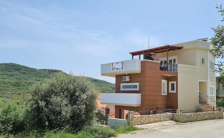Photo of Buildings in Korfalonas