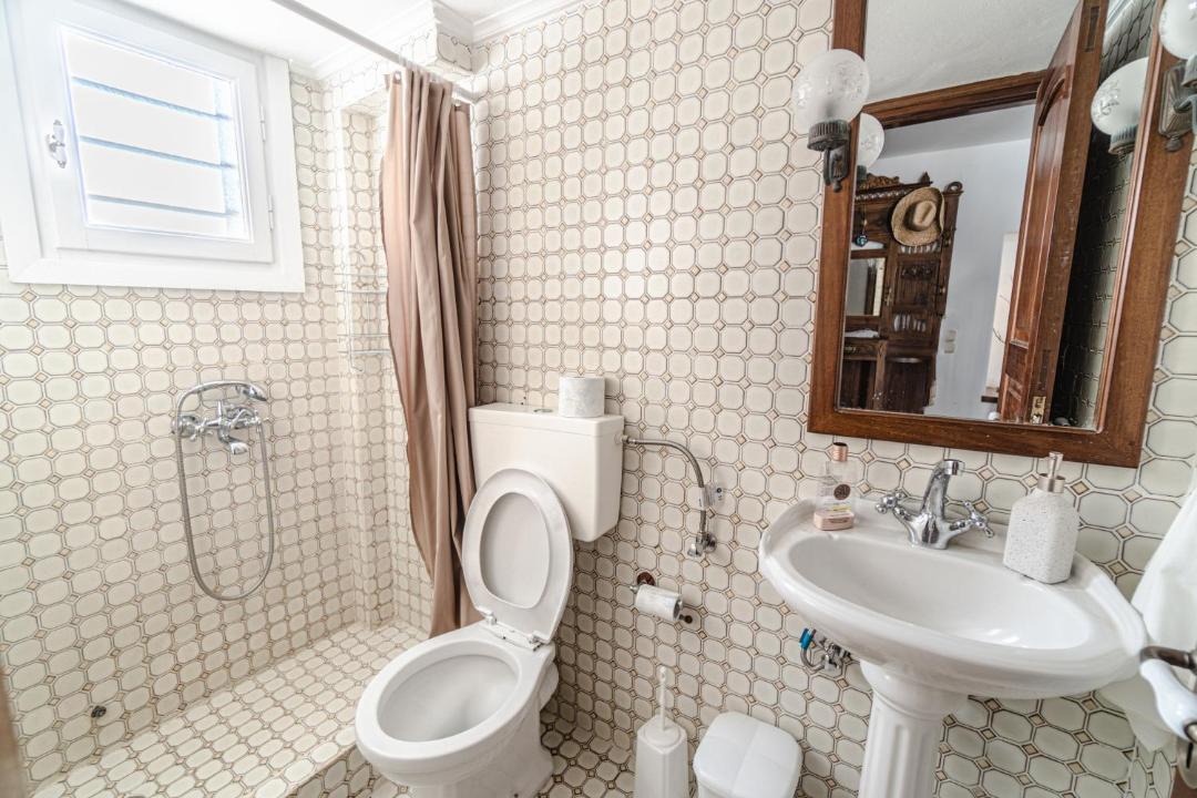 Photo of Bathroom in Paleopolis