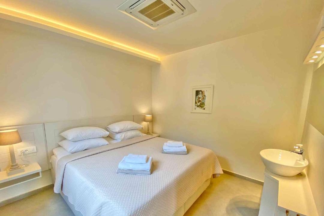 Photo of Bedroom in Petaleia
