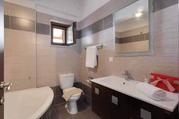 Photo of Bathroom in Pyrgos Psilonerou