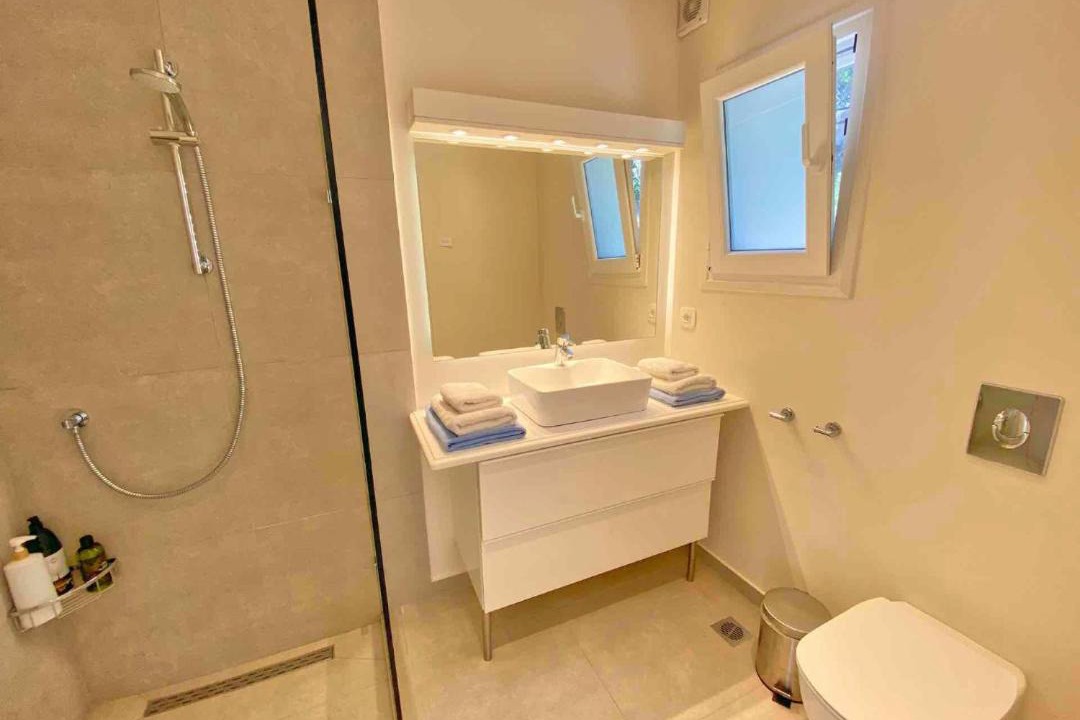 Photo of Bathroom in Petaleia