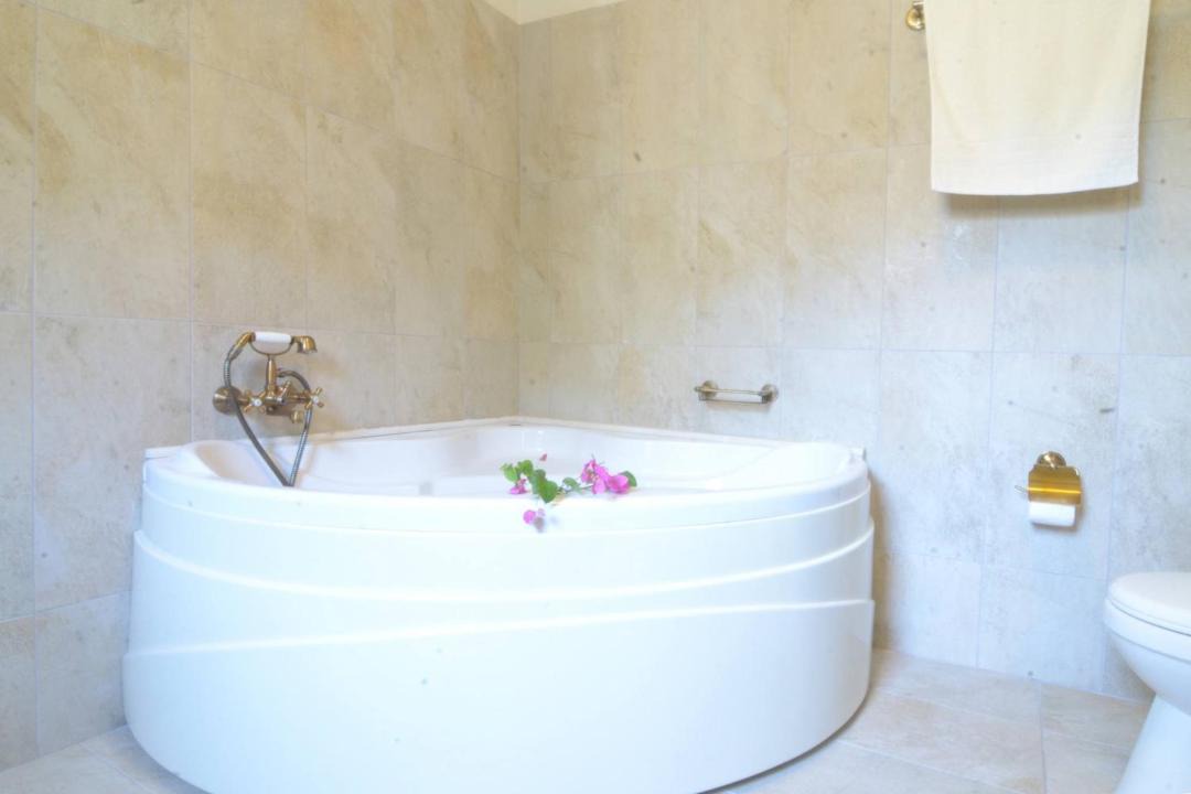 Photo of Bathroom in Petaleia