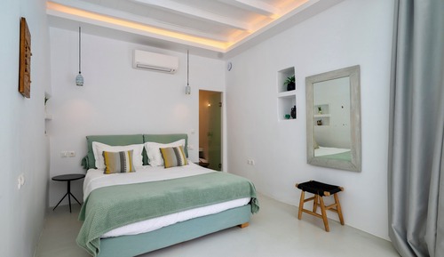 Deluxe Suite, 1 Queen Bed, Private Pool, Pool View