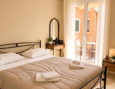 Deluxe Double Room with Side Sea View