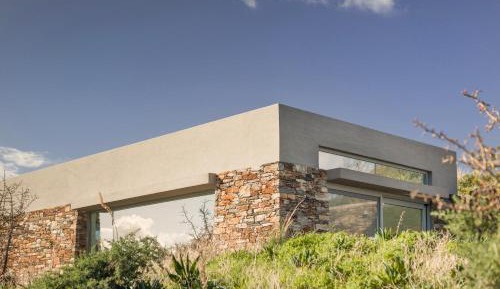 Cozy Retreat with Sea Views