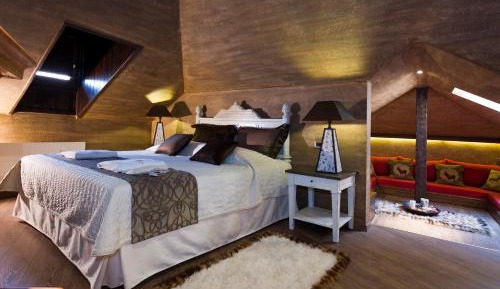Superior Suite with Spa Bath and Mountain View
