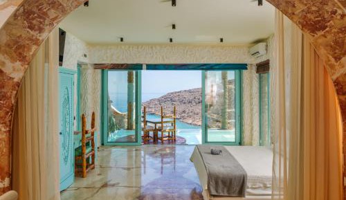 Alpha Love Heart Pool Suite
