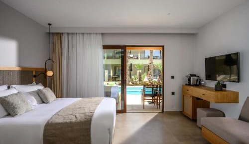 Deluxe Room with Pool Access