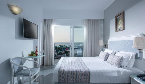 Superior Double Room with Sea View (2 Adults+1 Child)
