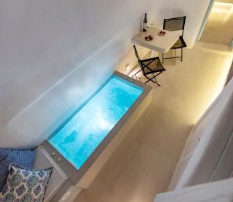 Cave Suite Outdoor Jetted Tub