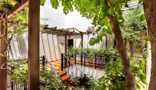 Semi-detached Three-Bedroom Villa with Shared Pool-Split Level