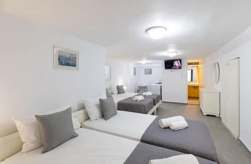 idhra House | Achilleas Pension