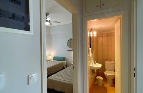 Ampelokipoi Apartment | Ageliki's Athens Centre 2BDRM & Parking