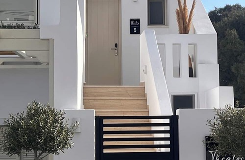 Pyrgos Bed & Breakfast | THEALOS SANTORINI close to square