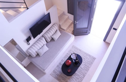 Agios Georgios Hotel | Terra Nera Suites Santorini