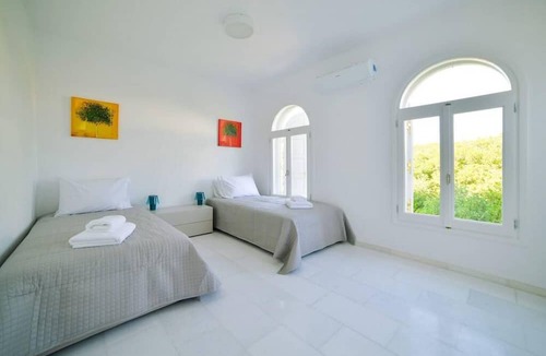 Santa Maria House | Coral Villa With 4 Bedrooms in Paros