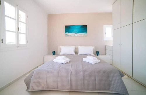 Santa Maria House | Coral Villa With 4 Bedrooms in Paros