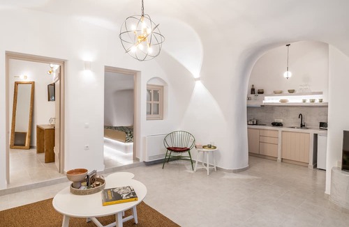 Pyrgos House | Wine and Yard Caves