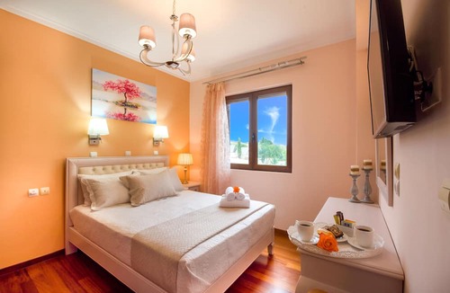 Kato Stalos House | Casa Leone Suites