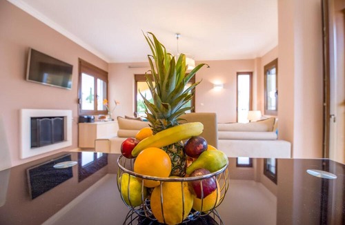 Kato Stalos House | Casa Leone Suites