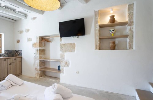 Amnatos House | Aerida Guesthouse Of Stone - Haroula Cozy Suite