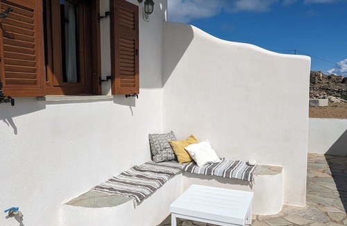 Ano Meria Bed & Breakfast | Under The Palm Tree Studios