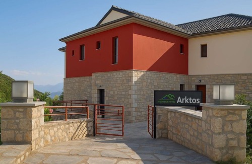 Ligiades Apartment | Arktos Hotel Deluxe Suite With Lake View
