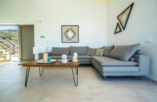 Katochori Villa | Villa Con Vista- Heated Pool 4 bdr Sleeps 8