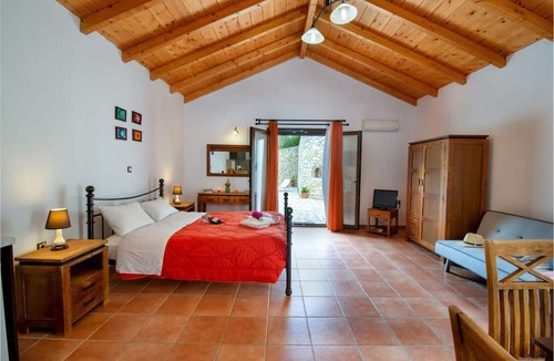 Ieromonachos House | Kirki s Cozy Getaway - Paxoi Getaway w Jacuzzi