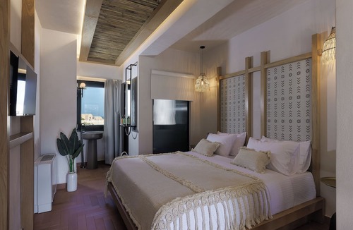 Kamari Bed & Breakfast | Aja Retreat Luxury Suites