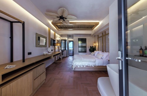 Kamari Bed & Breakfast | Aja Retreat Luxury Suites