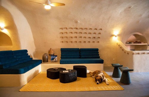 Finikia Villa | Amphora Cave House in Oia Foinikia